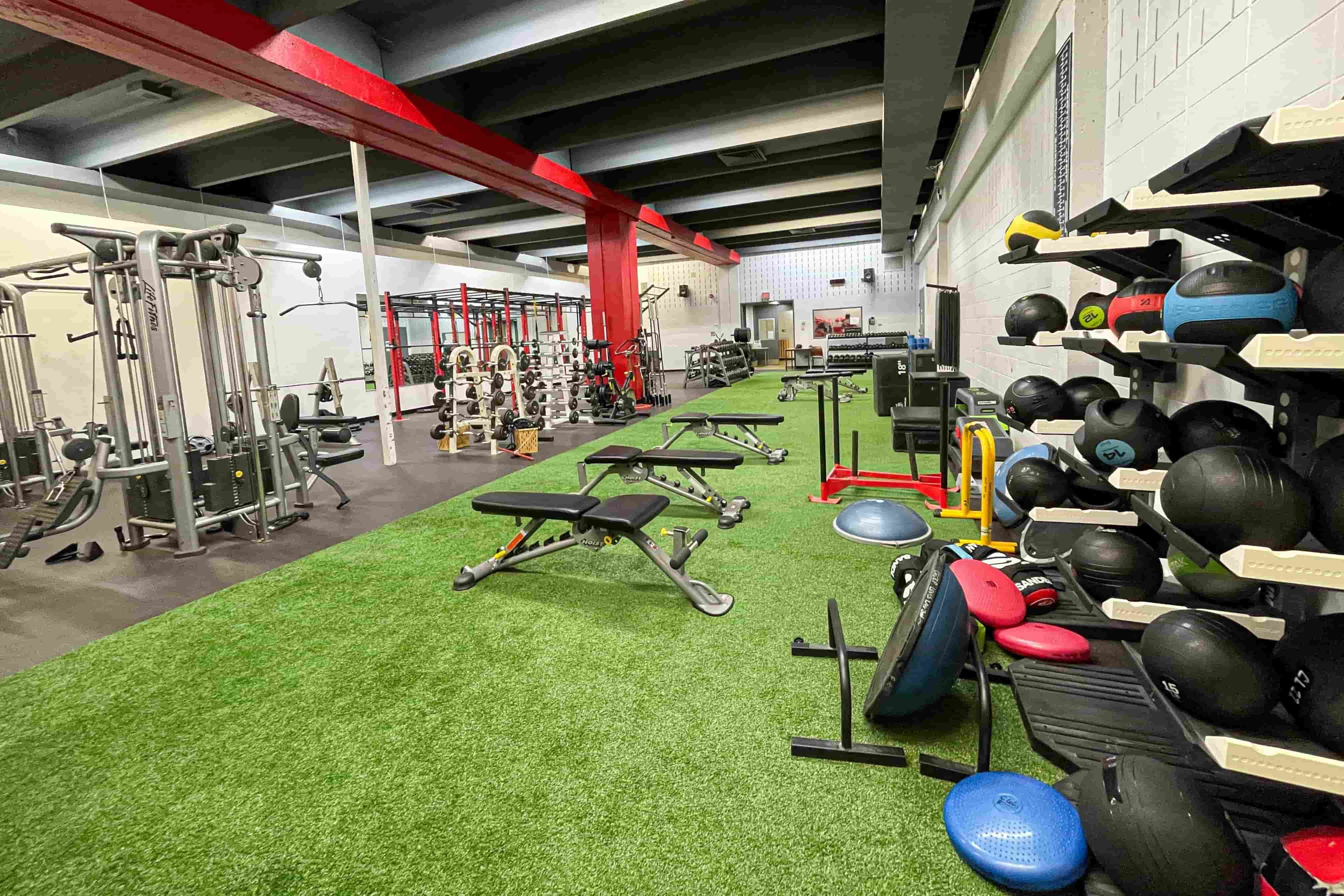 salle d'entraînement des membres des équipes Faucons