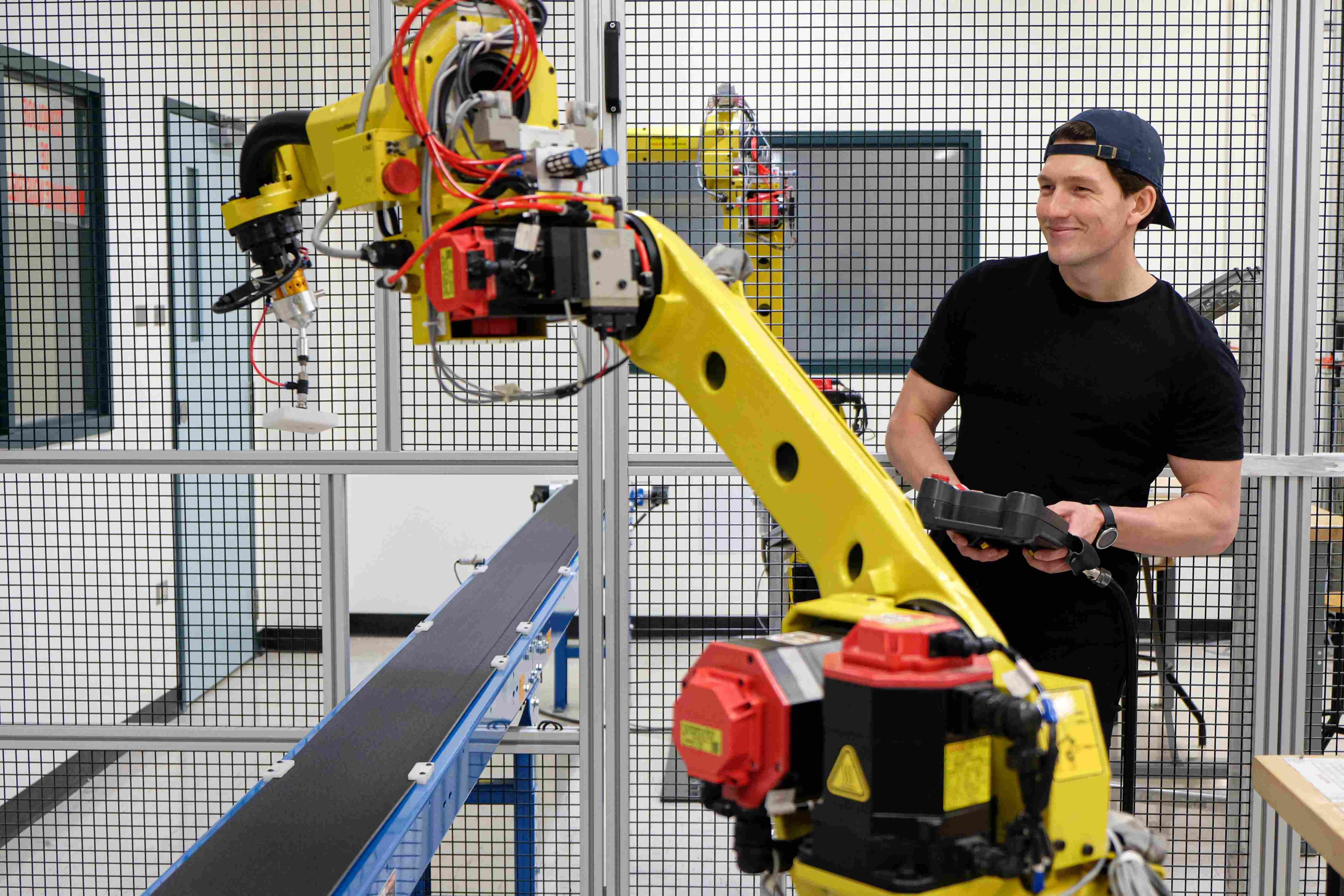 Étudiant manipulant un robot à l'aide d'une télé-commande dans un local du Cégep de Lévis.