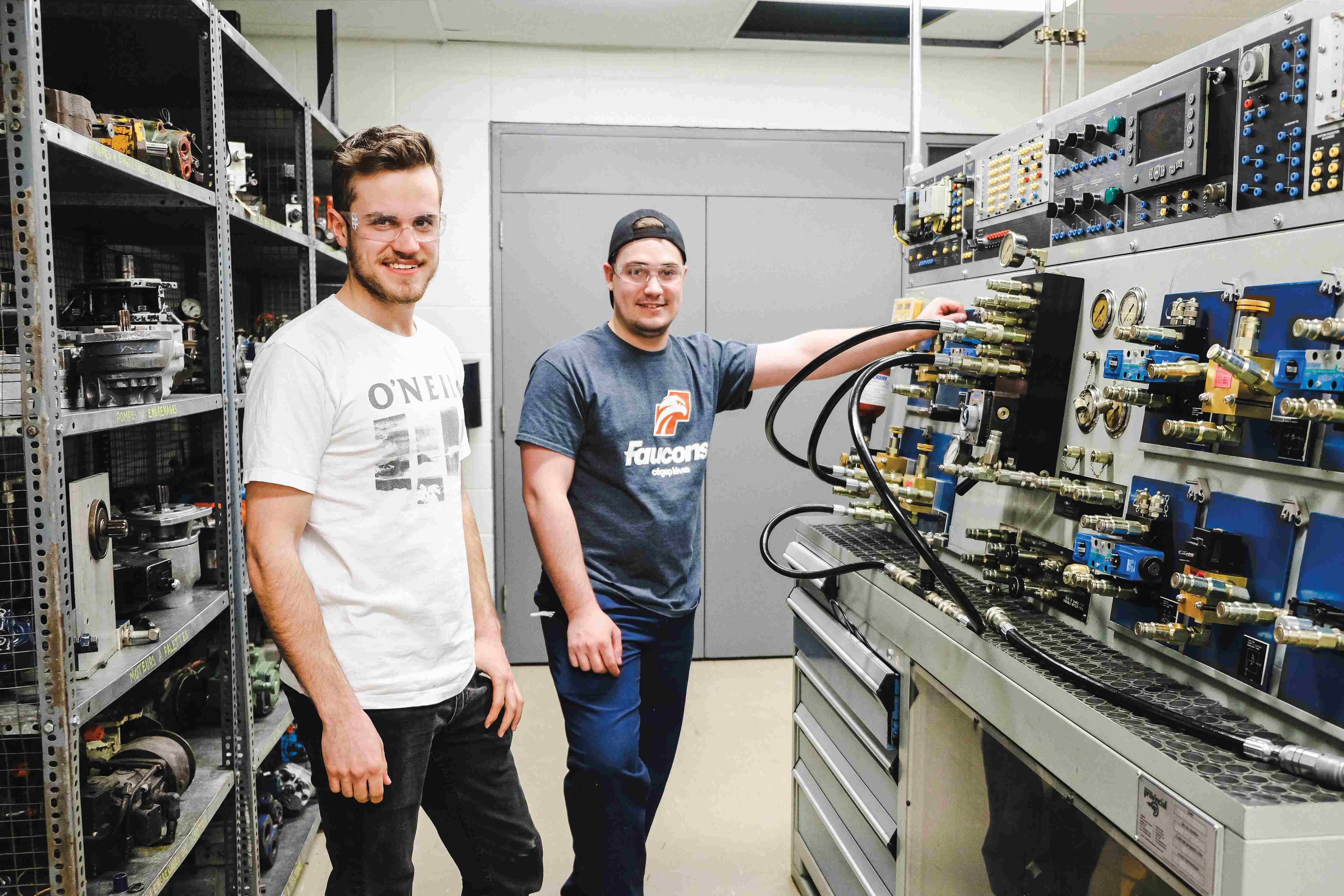 Deux étudiants devant des équipements industriels dans un local du Cégep de Lévis.