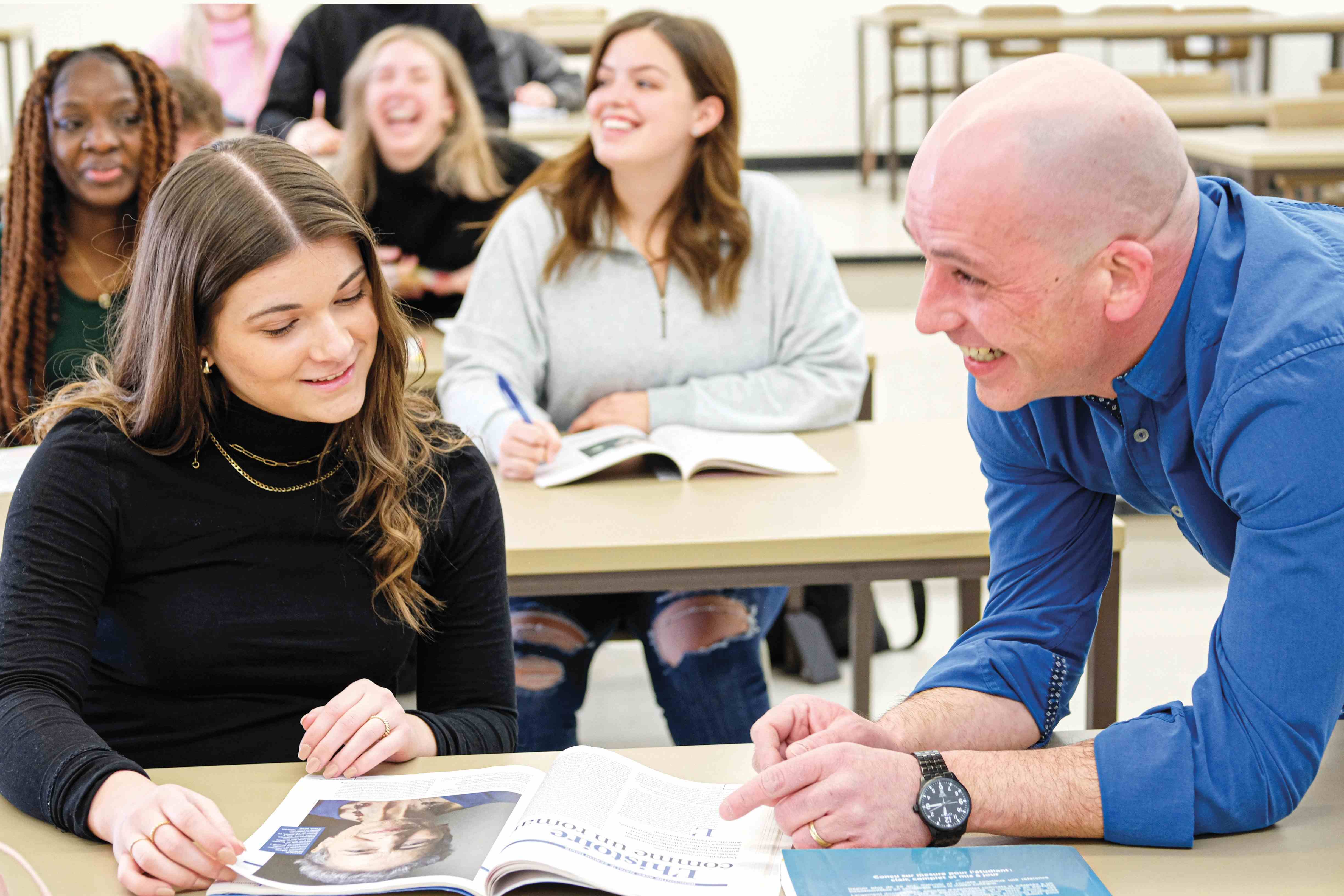 Étudiants et professeur dans un cours de sciences humaines, profil Développement humain et interactions.