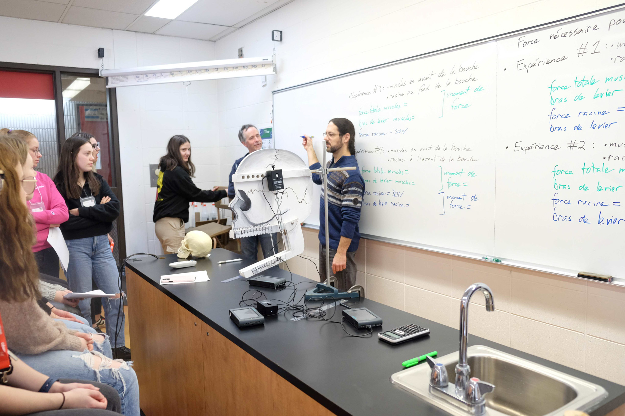 professeurs donnant des explications au tableau à ses élèves