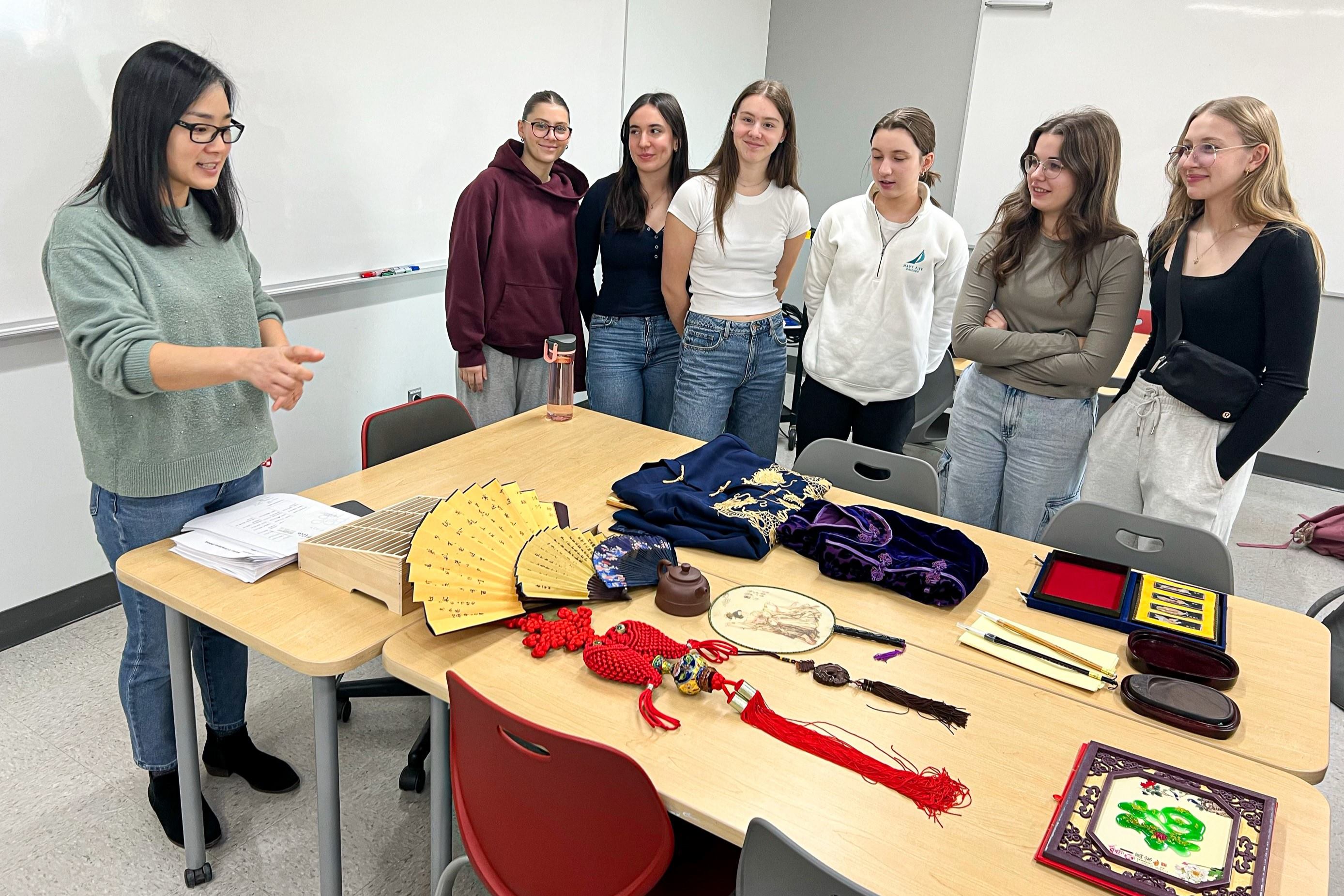 professeur et étudiantes cours cégep