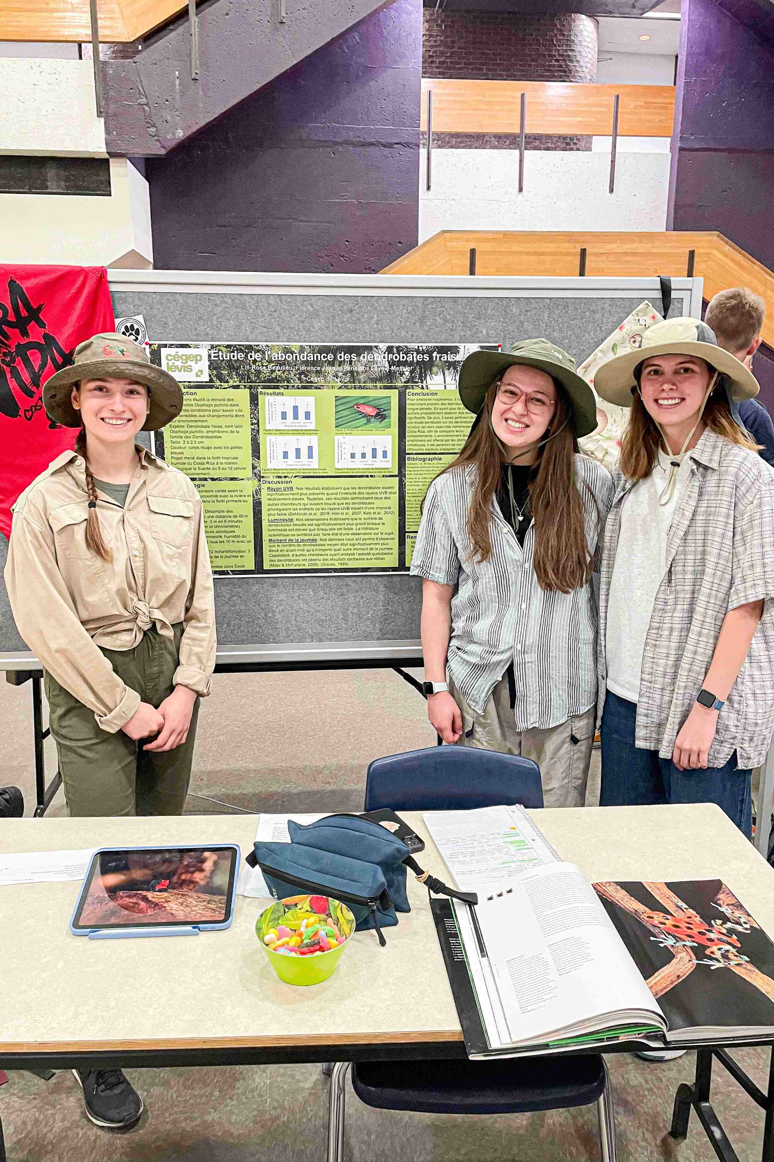 étudiantes devant leur kiosque de science
