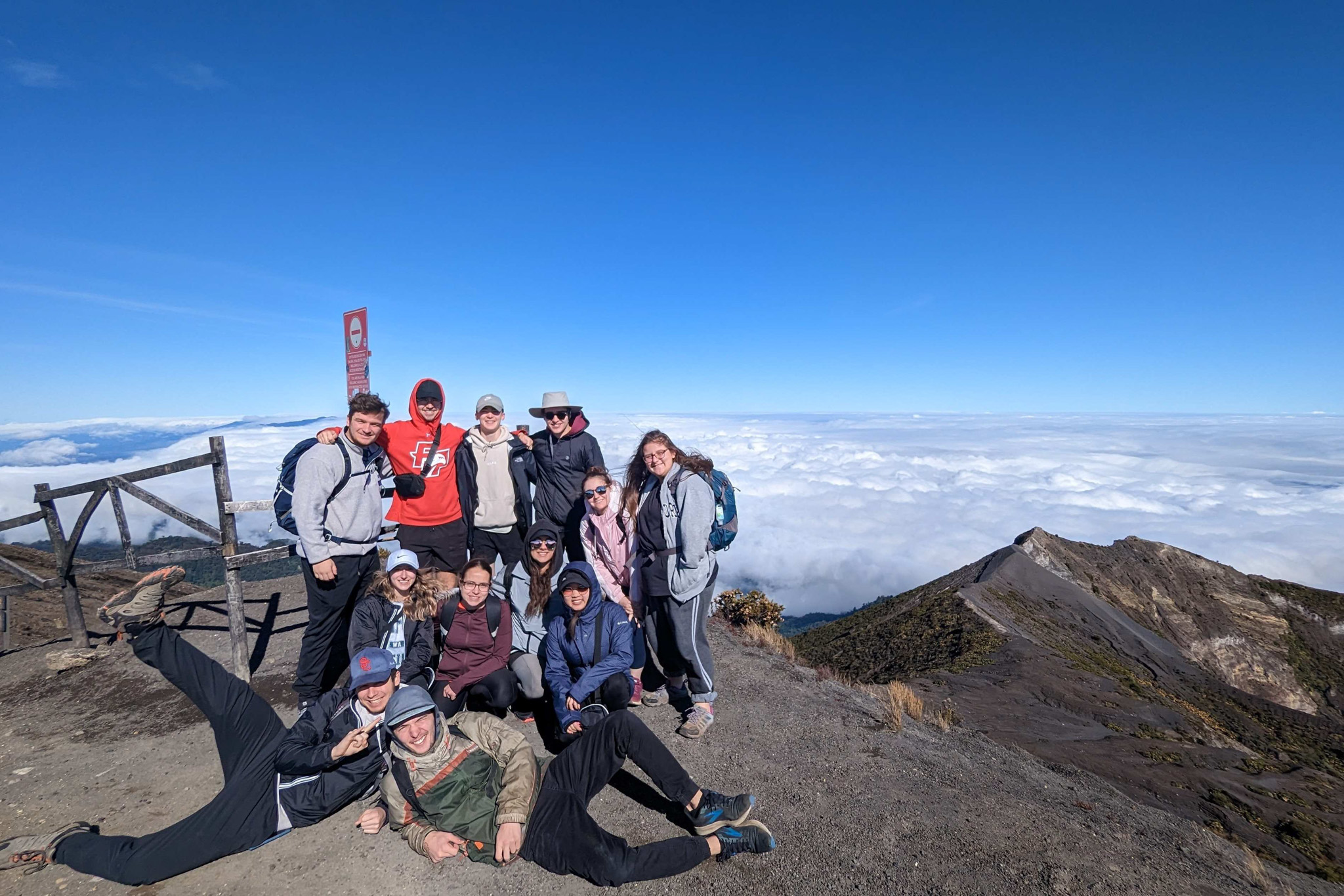étudiants au sommet d'une montage