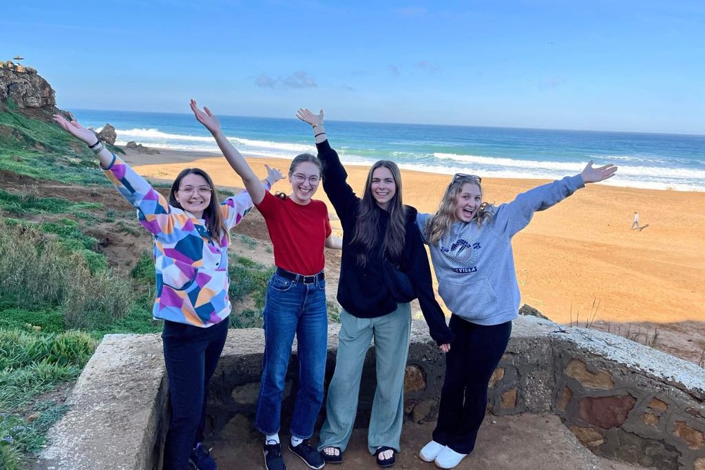 étudiantes bord de mer