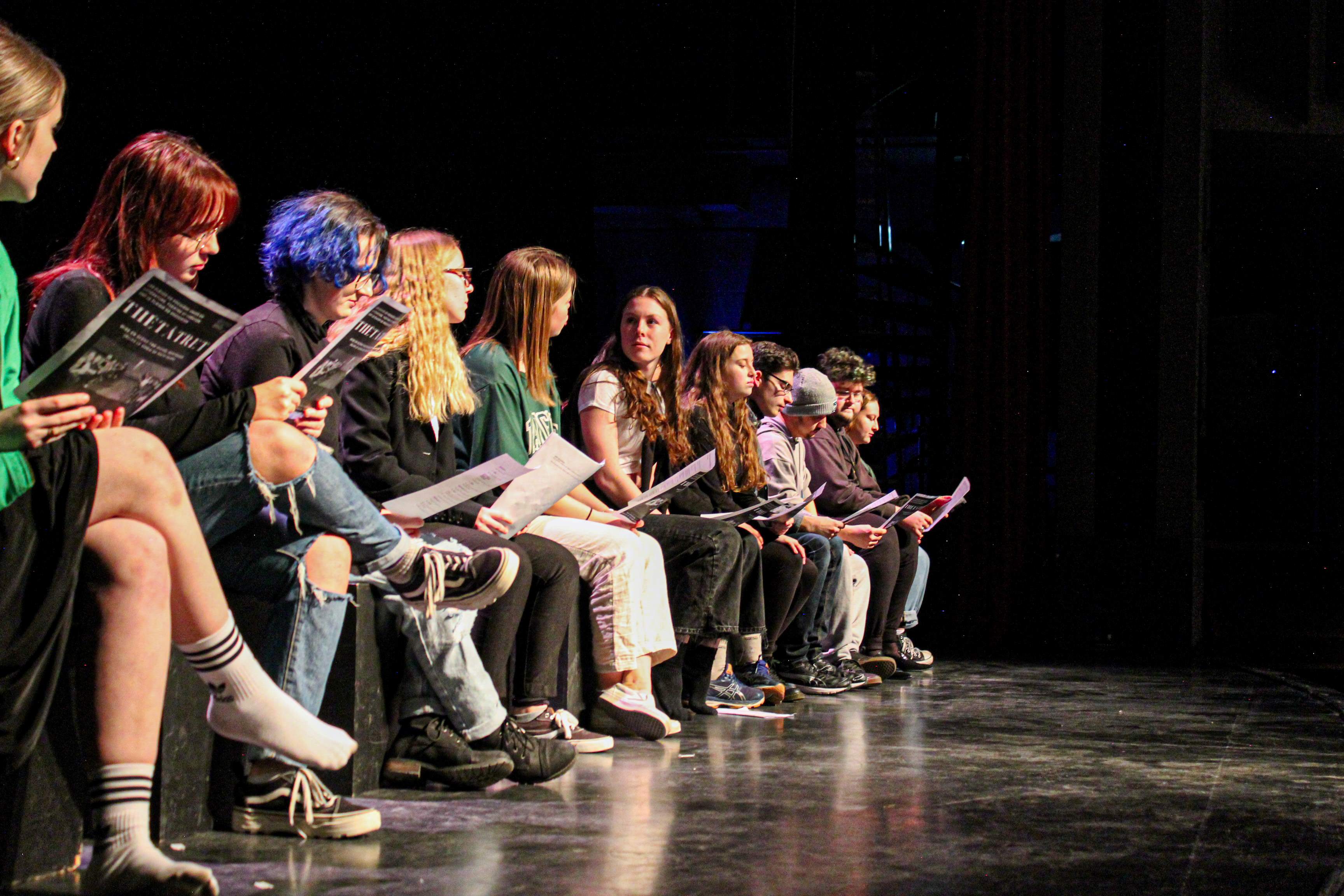 groupe-étudiants-scène-théâtre